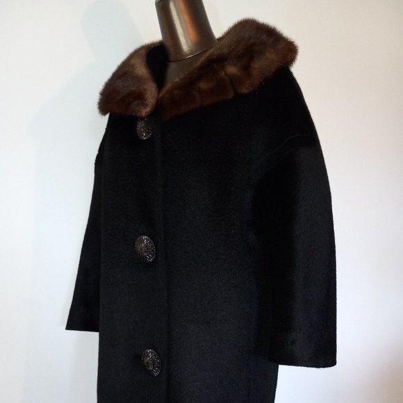 Vintage 1960s black A-line wool coat, three large buttons, faux fur collar - Picture 10 of 16